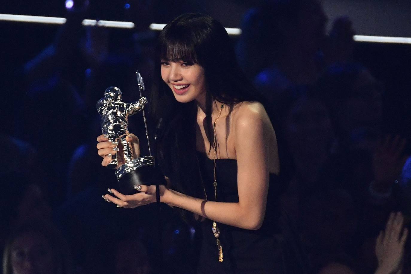 Lisa recibe el premio al Mejor K-pop por 'Lalisa' durante los MTV Video Music Awards.