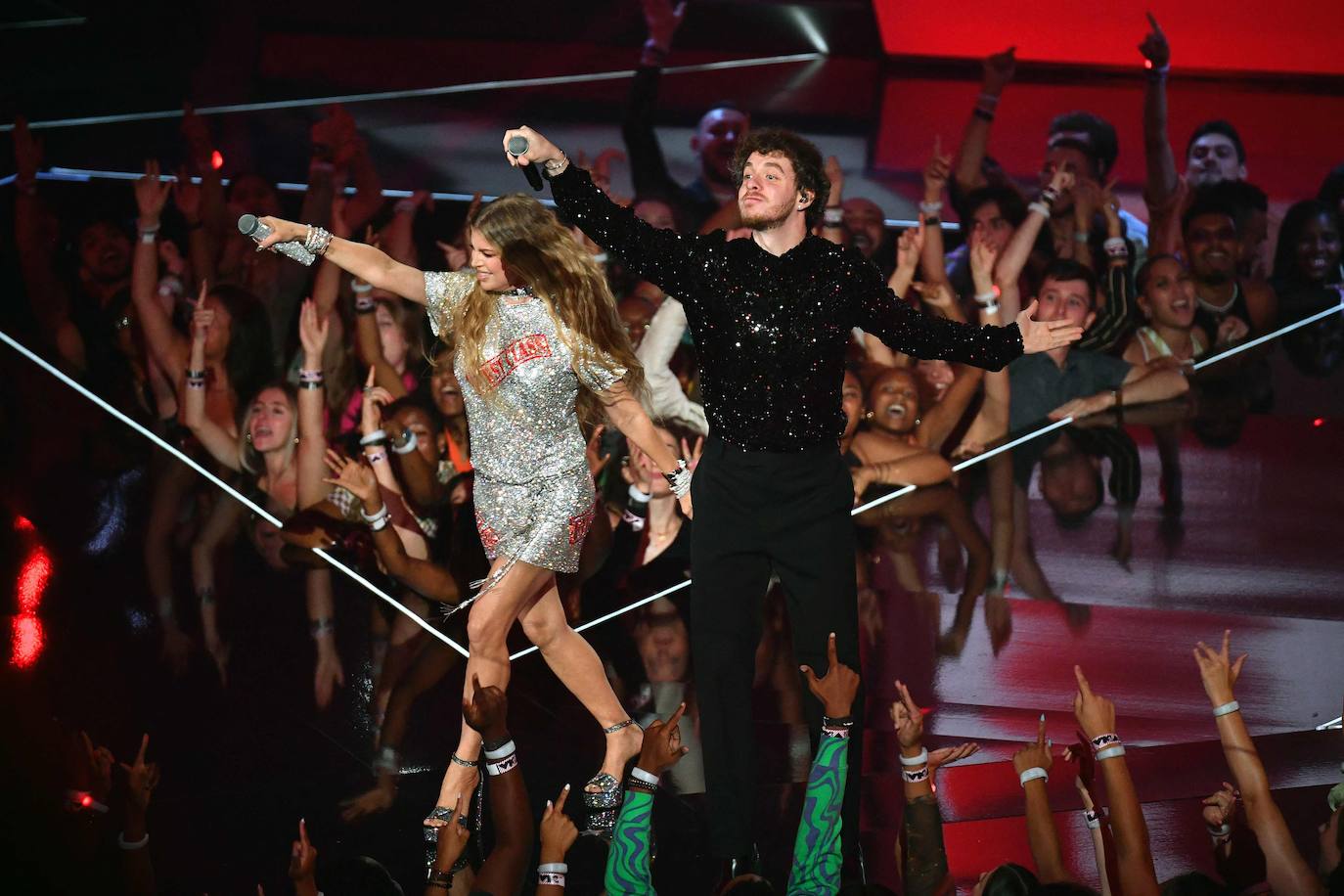 La cantante estadounidense Fergie (izquierda) y el rapero estadounidense Jack Harlow (derecha) actúan en el escenario durante los MTV Video Music Awards 