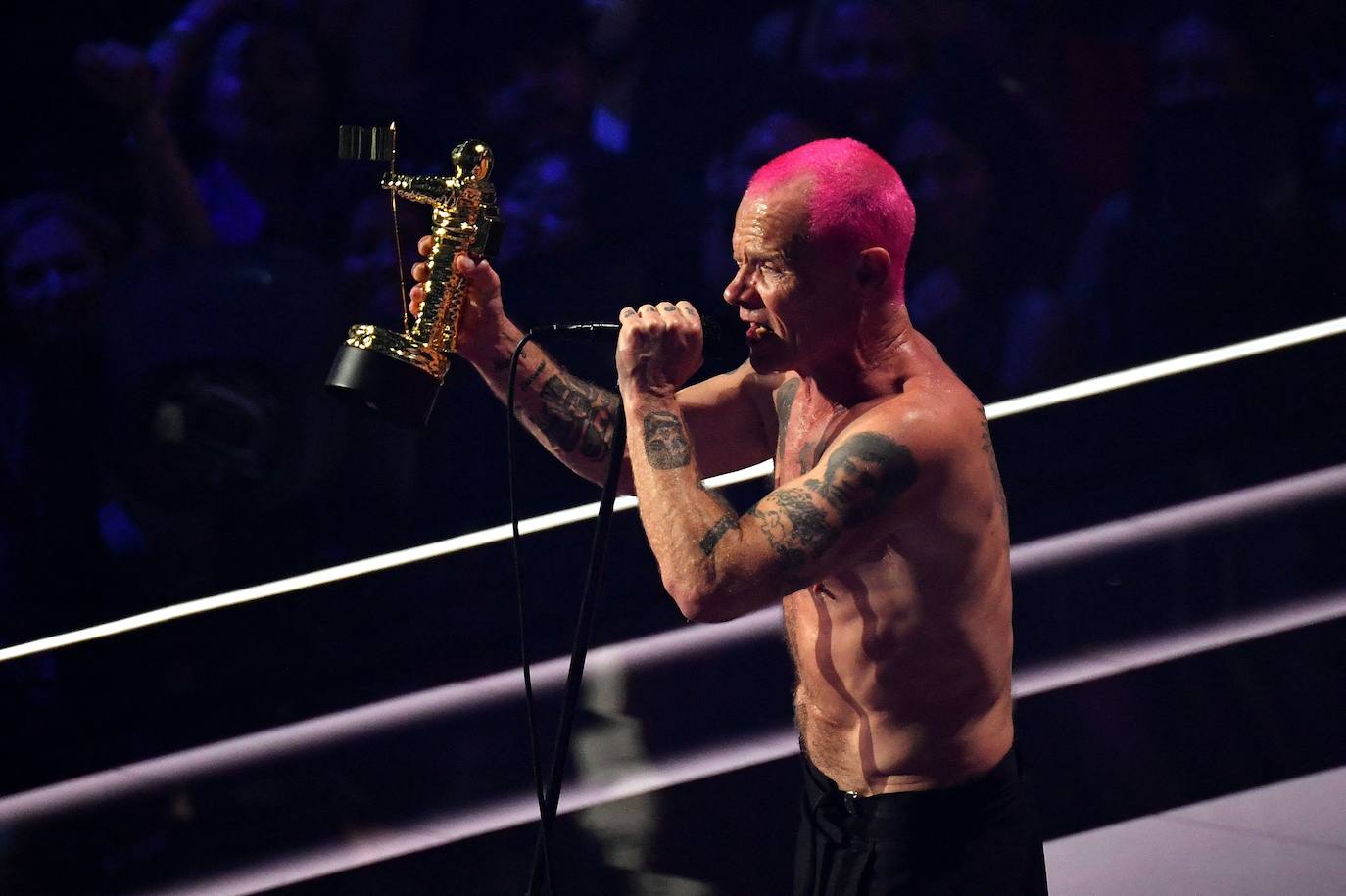 El bajista de la banda de rock estadounidense Red Hot Chili Peppers, Flea, recibe el premio Global Icon en el escenario durante los MTV Video Music Awards.