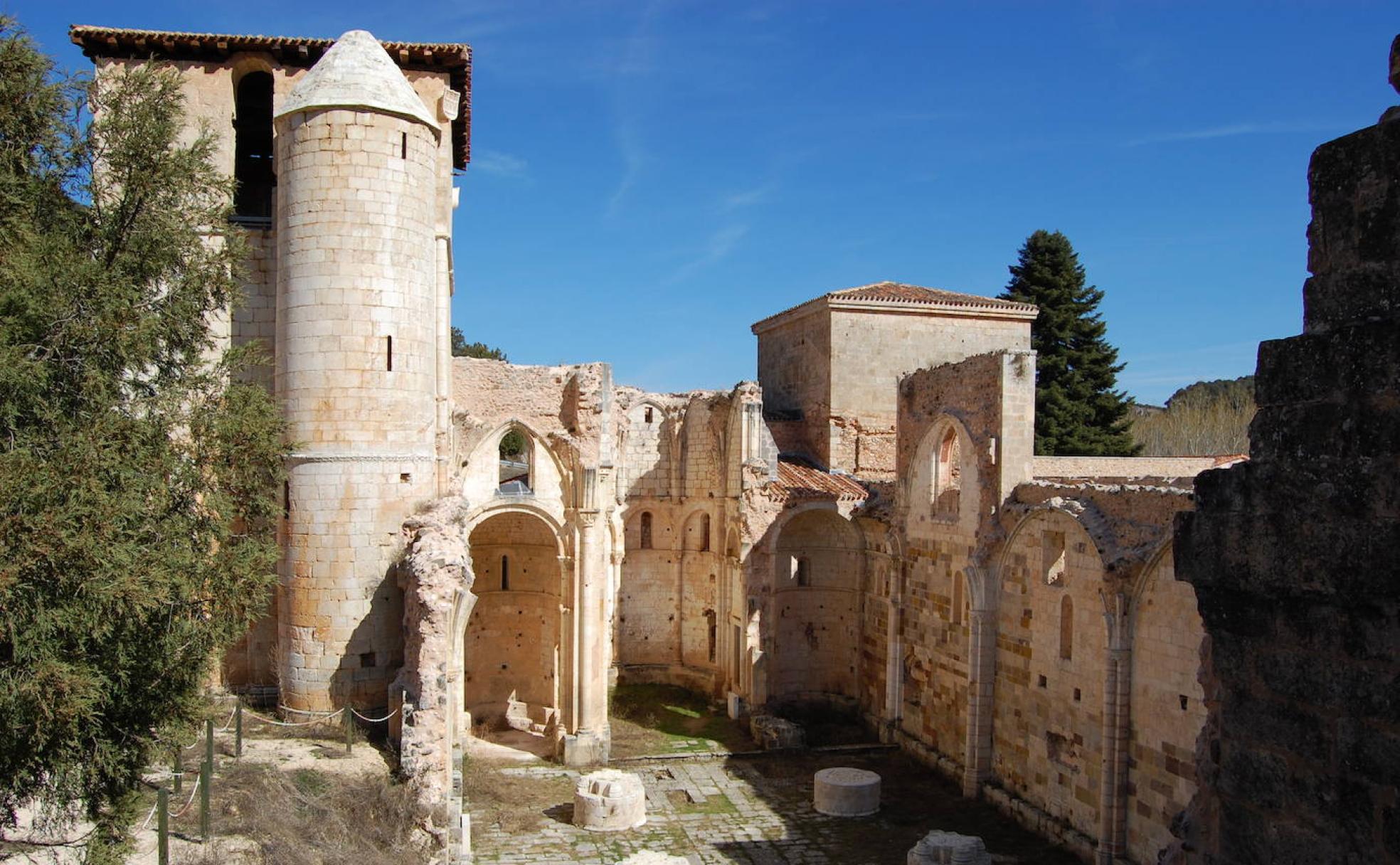 VIsta de las monumentales ruinas de San Pedro de Arlanza, en Burgos.