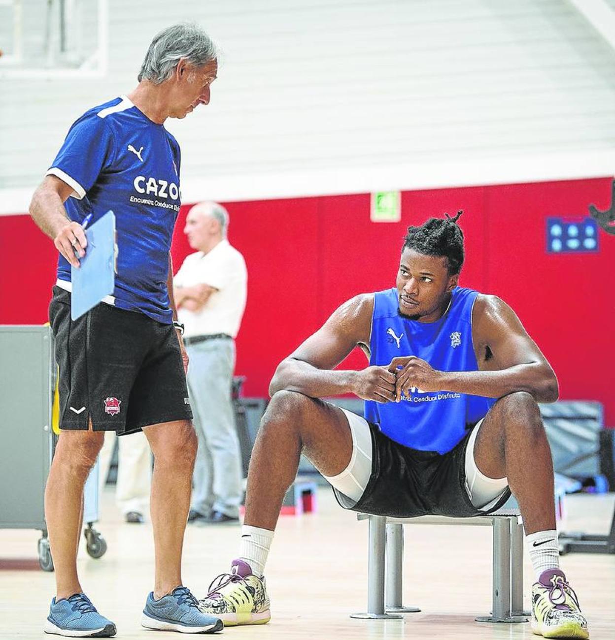 Steven Enoch conversa con Oskar Bilbao durante una sesión de trabajo de la pretemporada azulgrana. 
