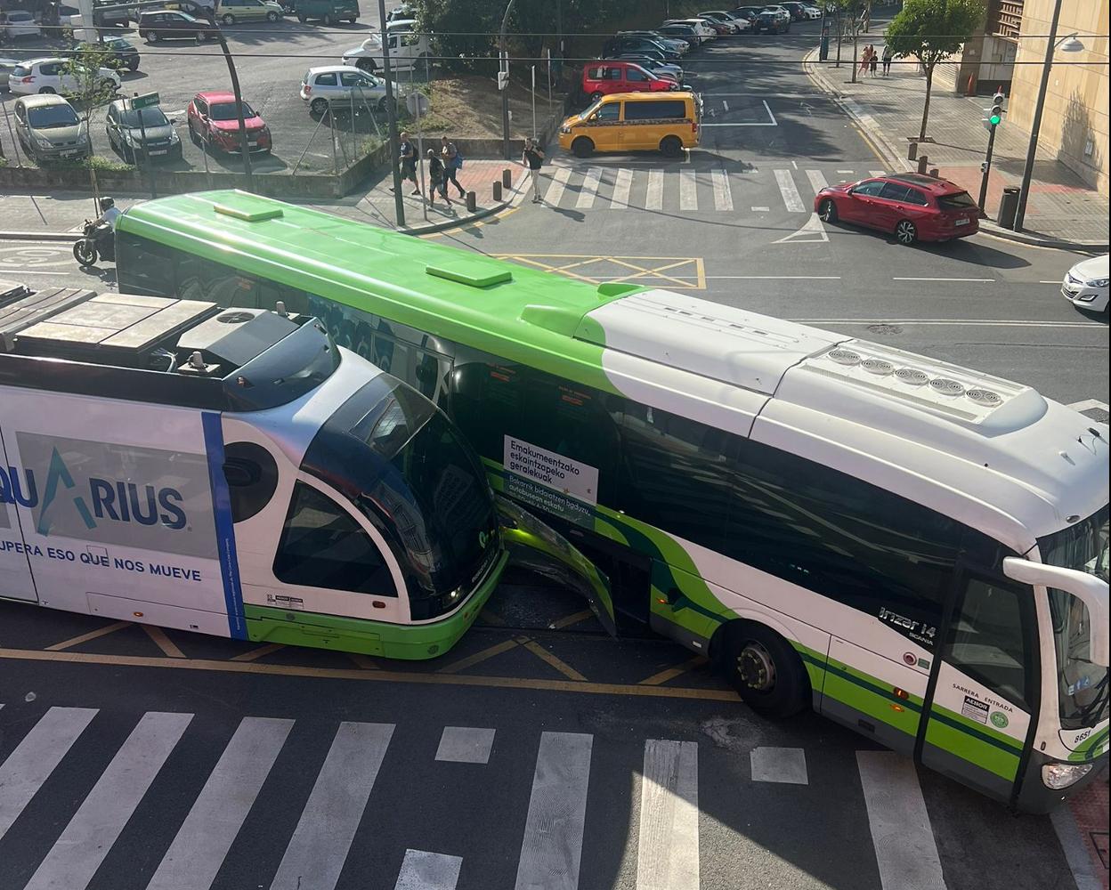 Imagen del accidente entre el autobús y el tranvía. 