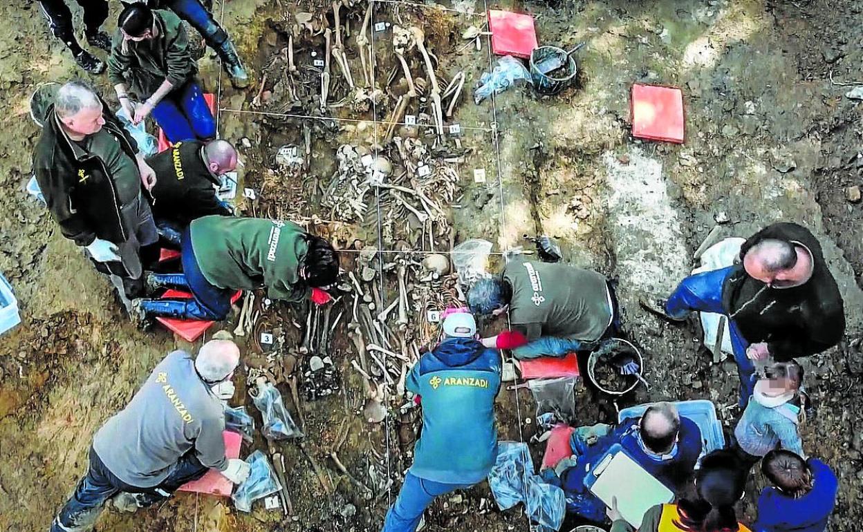 Excavación de la fosa común de la Guerra Civil encontrada en Begoña, la mayor registrada en Euskadi. 