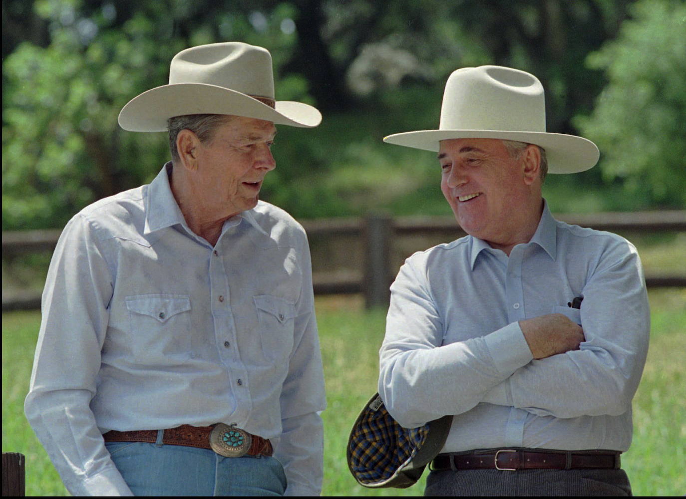 Ronald Reagan y Mijaíl Gorbachov en una foto de 1992 en el rancho del primero en Santa Bárbara.