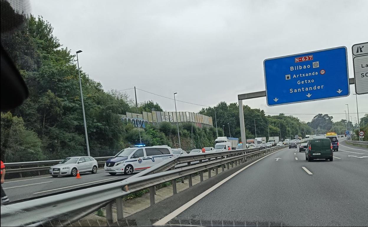 Terminadas las retenciones en el Txorierri dirección Erletxe tras un accidente entre tres coches