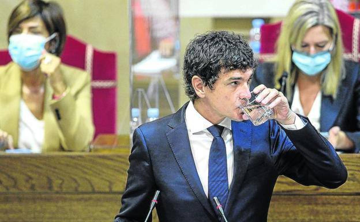 Unai Rementeria bebe agua en el atril de la Casa de Juntas de Gernika. 