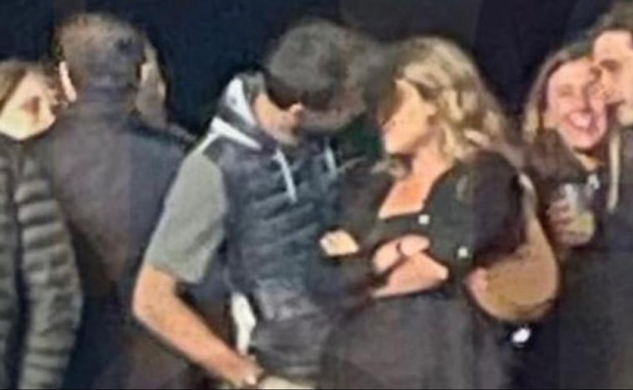 Piqué y Chía se besan en pleno concierto de Dani Martín.