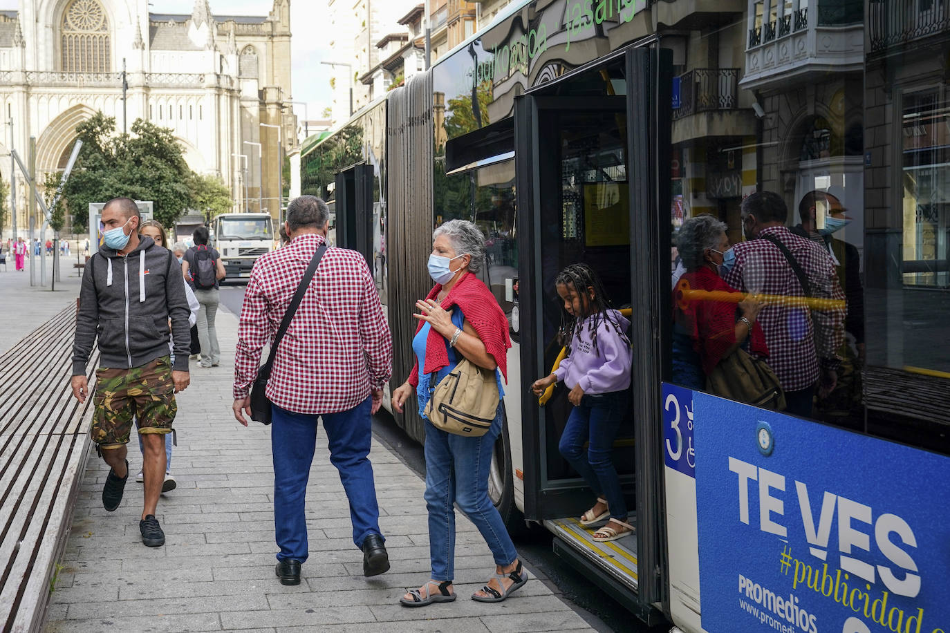 Fotos: Satisfacción entre los alaveses en el primer día de descuentos en el transporte público