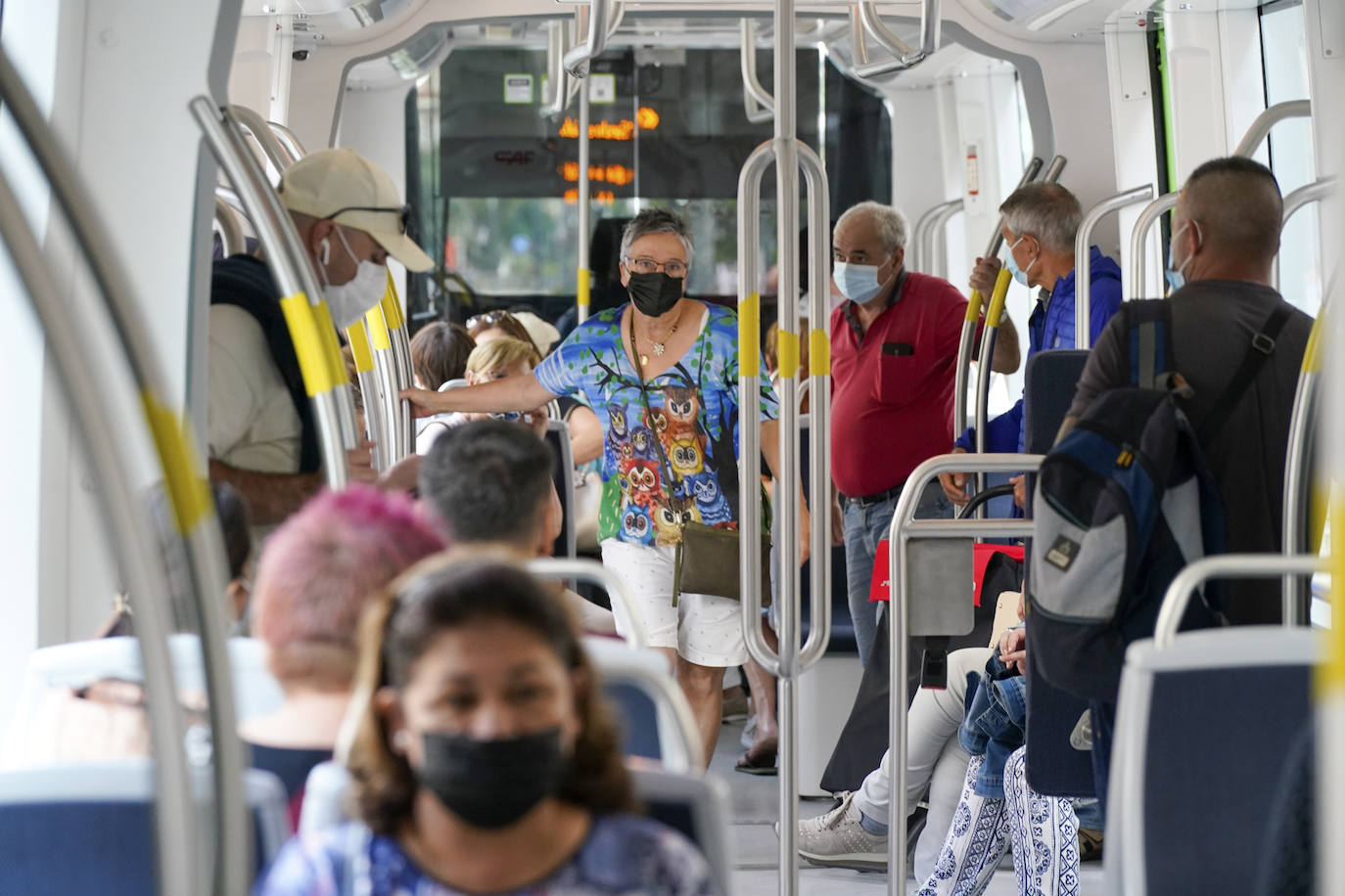 Fotos: Satisfacción entre los alaveses en el primer día de descuentos en el transporte público