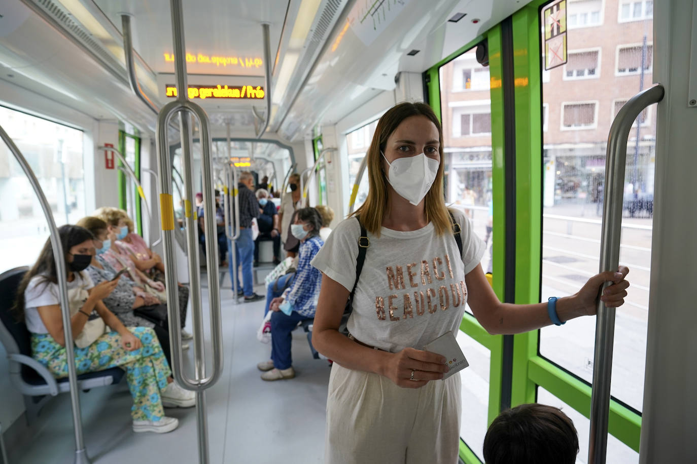 Fotos: Satisfacción entre los alaveses en el primer día de descuentos en el transporte público