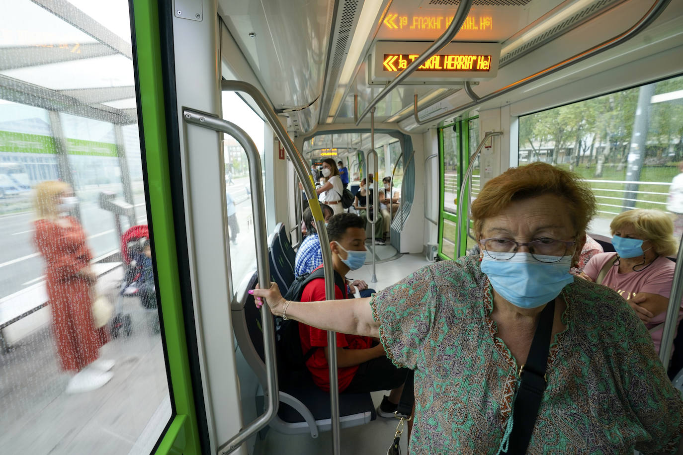 Fotos: Satisfacción entre los alaveses en el primer día de descuentos en el transporte público