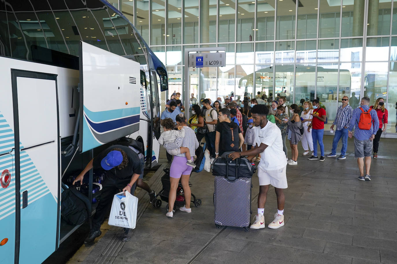 Fotos: Satisfacción entre los alaveses en el primer día de descuentos en el transporte público