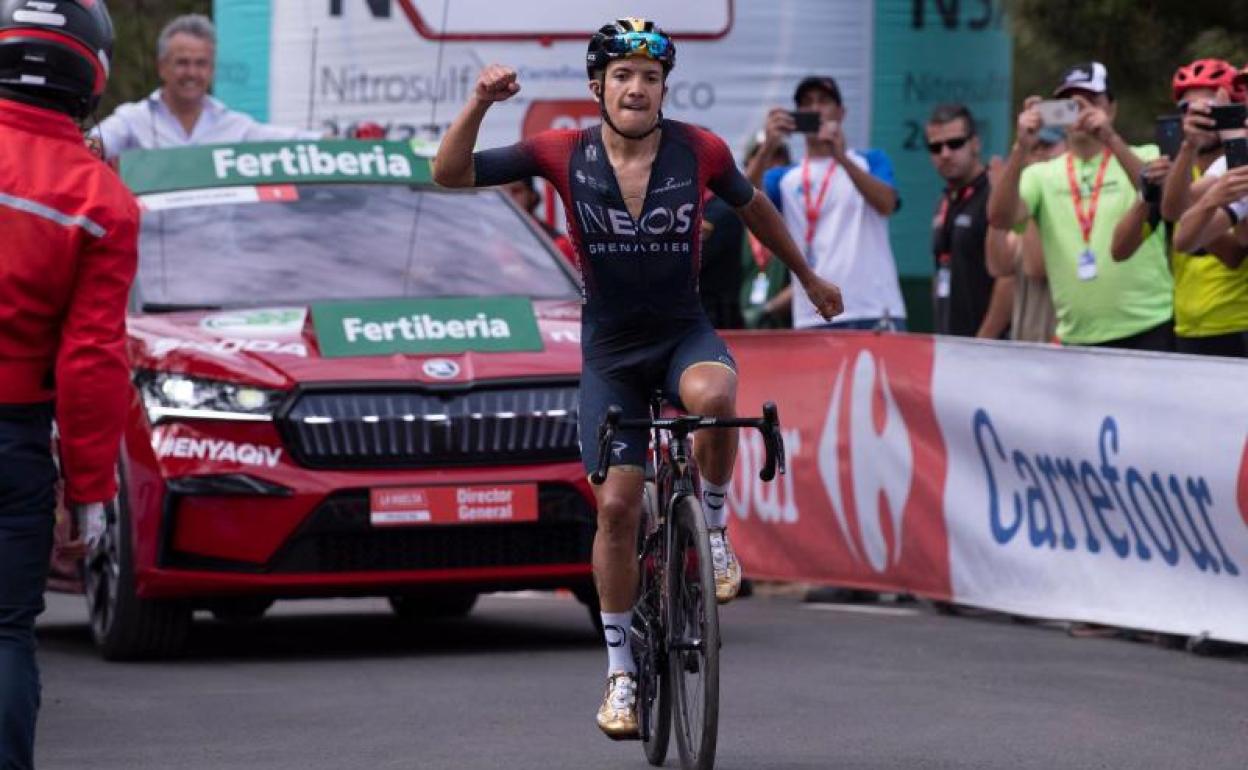 Carapaz , vencedor en la cima de Peñas Blancas. 