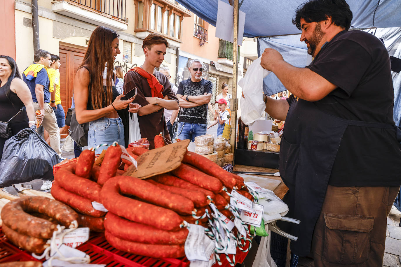 Fotos: El Mercado de la Almendra resucita al Casco Medieval de su letargo veraniego