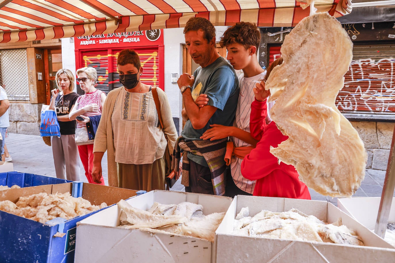 Fotos: El Mercado de la Almendra resucita al Casco Medieval de su letargo veraniego