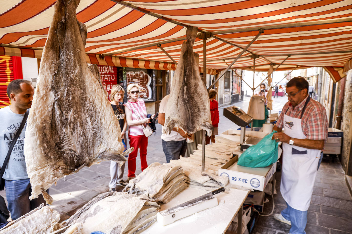 Fotos: El Mercado de la Almendra resucita al Casco Medieval de su letargo veraniego