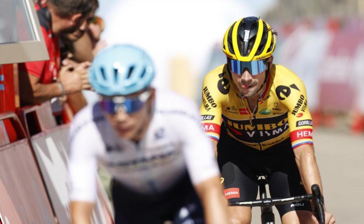 Roglic entra tras López en la meta de La Pandera, tras haber dejado atrás a Evenepoel. 