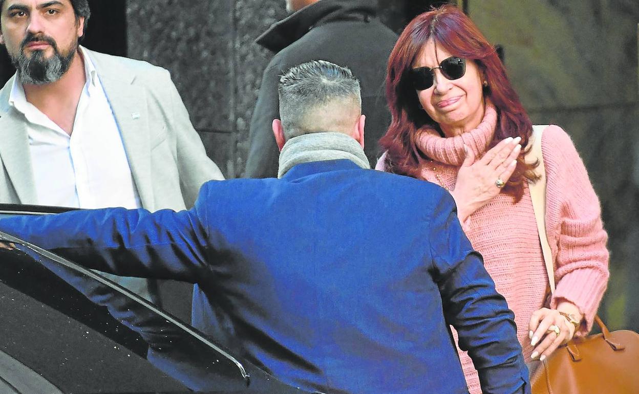 Cristina Fernández se dispone a entrar en el coche blindado en el que abandonó su domicilio.