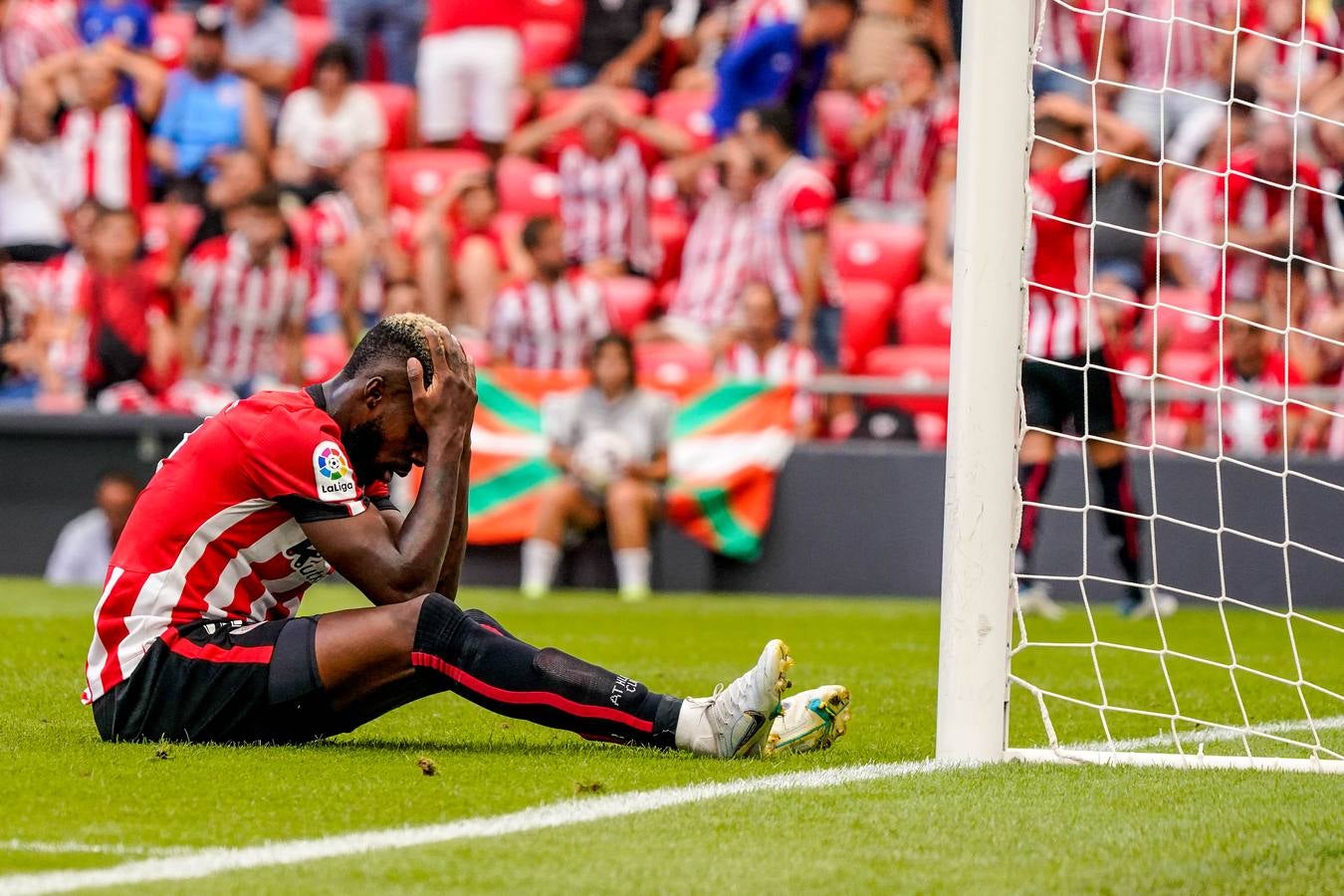 Iñaki Williams lamenta la ocasión fallada en el minuto 22, cuando recibió un pase 'de la muerte' de Berenguer y no fue capaz de empujarlo a la red.