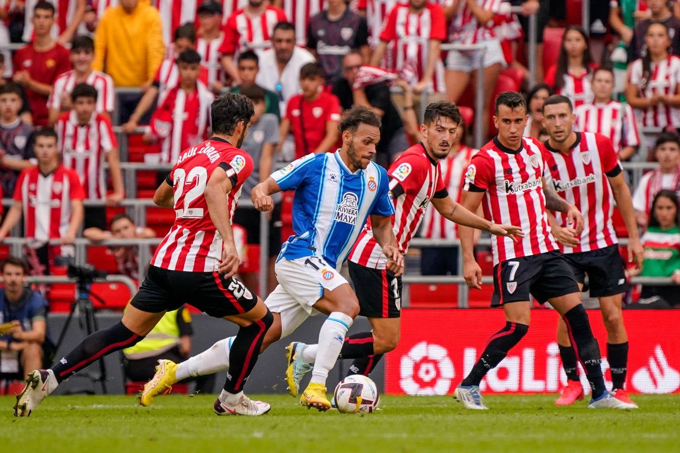 Braithwaite, que jugaba ayer su primer partido, avanza entre De Marcos, Vencedor, Berenguer y Raúl García.