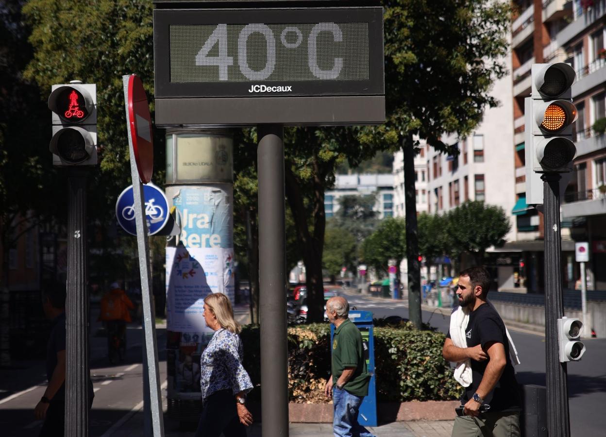 A las 16 horas de este domingo, algunos termómetros de Bilbao marcaban 40º. 