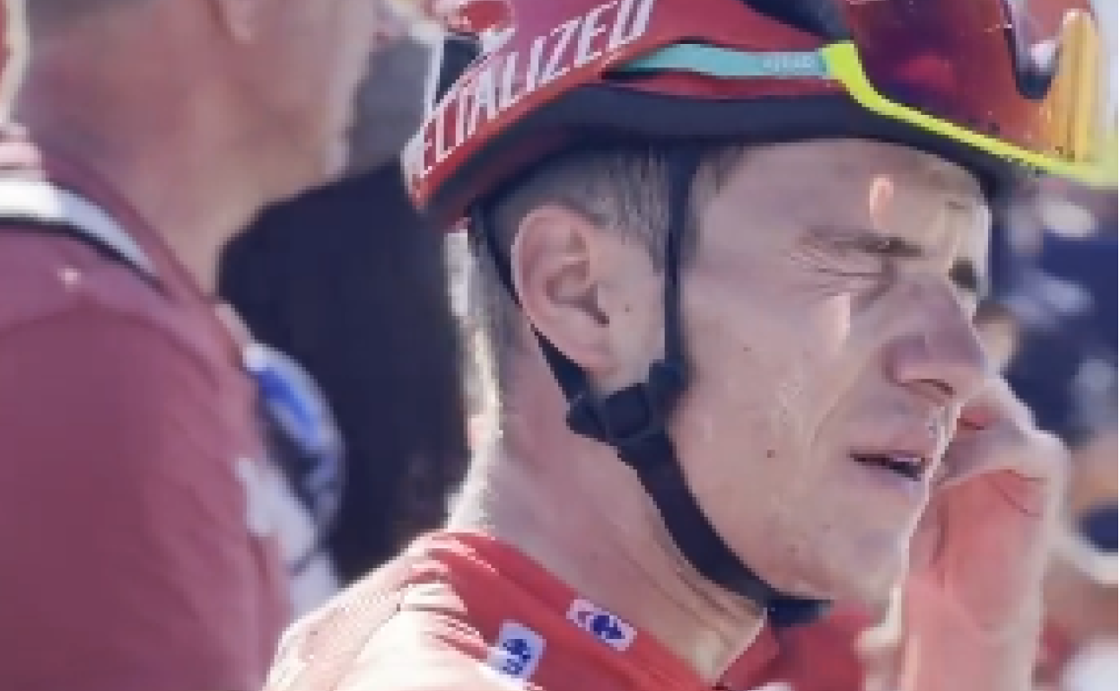 Evenepoel muestra su agotamiento al finalizar la etapa en la que ha perdido algo de tiempo pero ha resistido la ofensiva de sus rivales. 