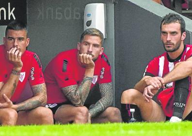 Imagen secundaria 1 - 1. Hubo buen ambiente en San Mamés, donde volvieron a acudir más de 41.000 aficionados. 2. Iñigo Martínez, flanqueado por Dani García y Lekue, no jugó este domingo. Las campeonas del mundo rojiblancas sub'20 hicieron el saque de honor.