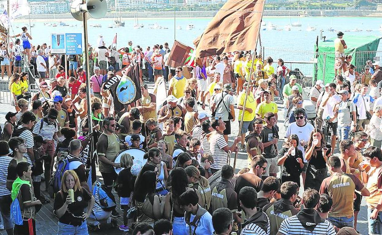 Los aficionados tomaron el paseo nuevo de San Sebastián para animar a sus traineras y poner el colorido a la regata más importante de la temporada. 