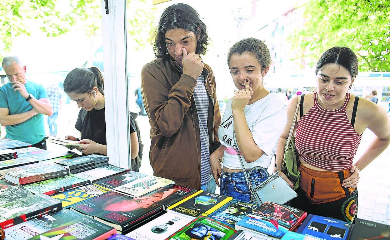 Jóvenes en la última edición de la Feria del Libro de Bilbao, en el Arenal. 