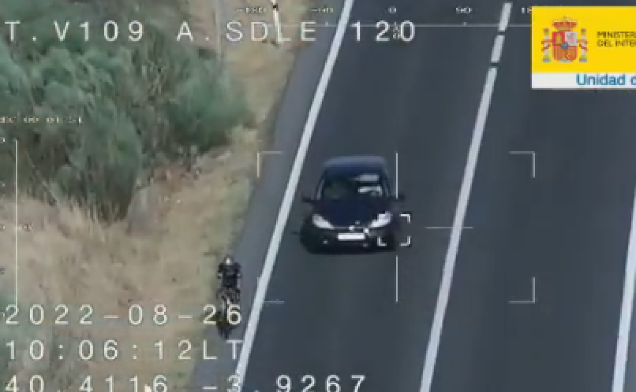 DGT | Aplauso a un conductor que adelanta a un ciclista