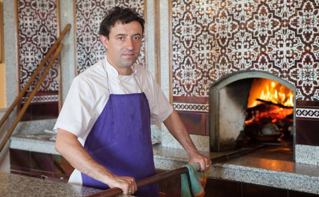 Roberto Cristóbal faena junto al horno.