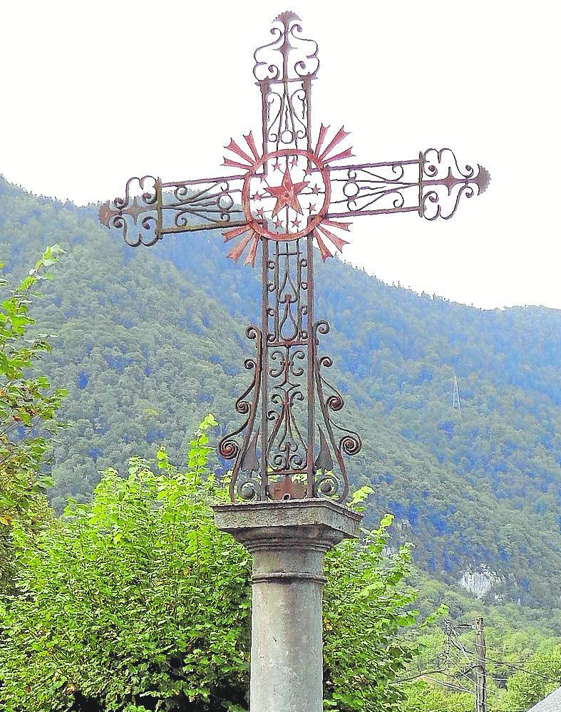 Cruz de Louvie-Jouzon, en el Pirineo francés.