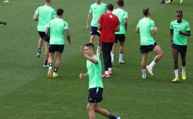 Ander Herrera saluda a la afición presente en Lezama. 