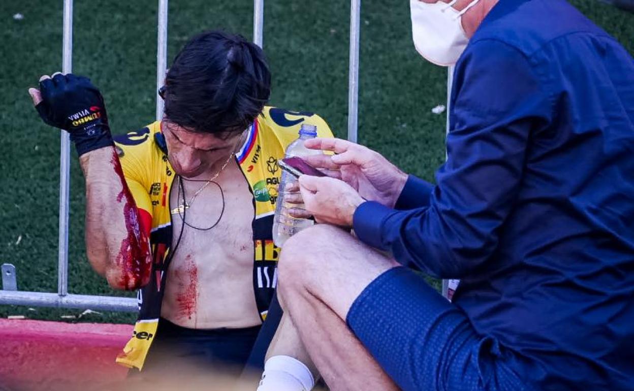 Roglic, herido tras cruzar la meta de Tomares. 
