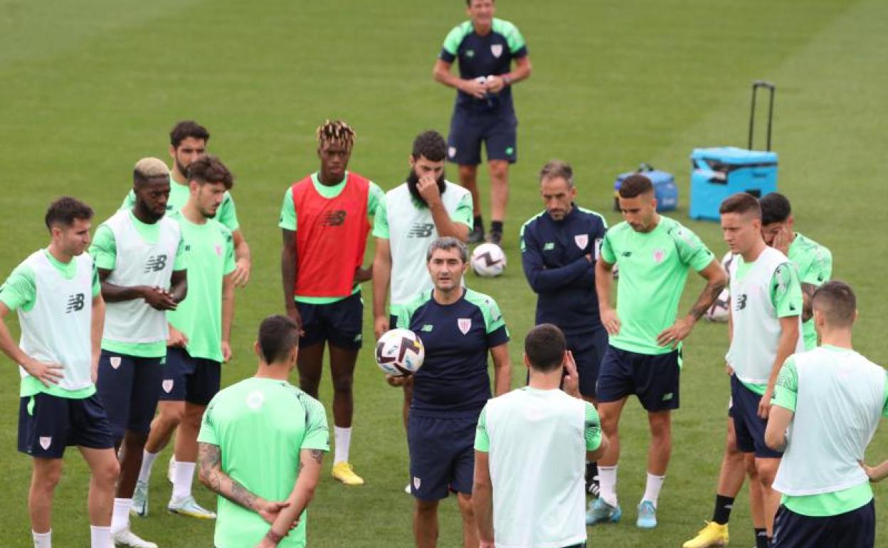 Los jugadores del Athletic atienden a la charla de Valverde. 