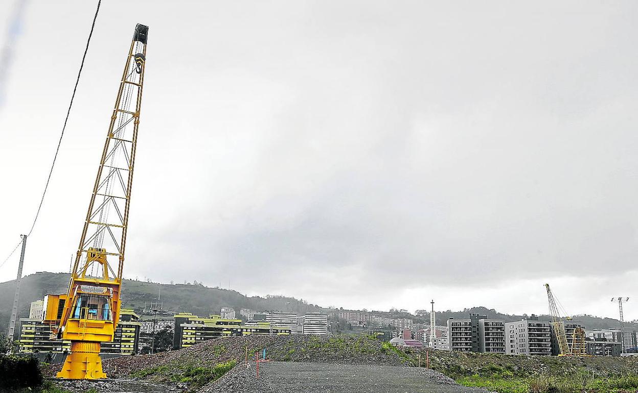 Imagen de la grúa instalada junto al edificio de Vicinay. 
