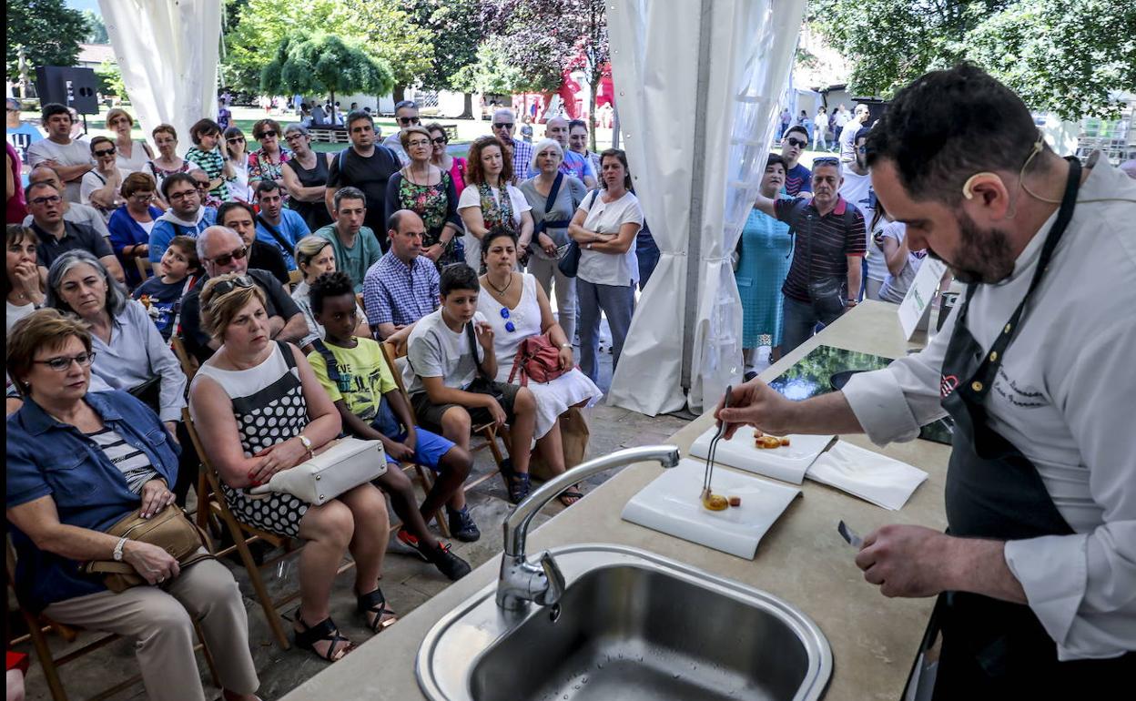 Txema LLamosas (Casa Garras, Karrantza) dirige una sesión de cocina en directo en la edición de 2019.