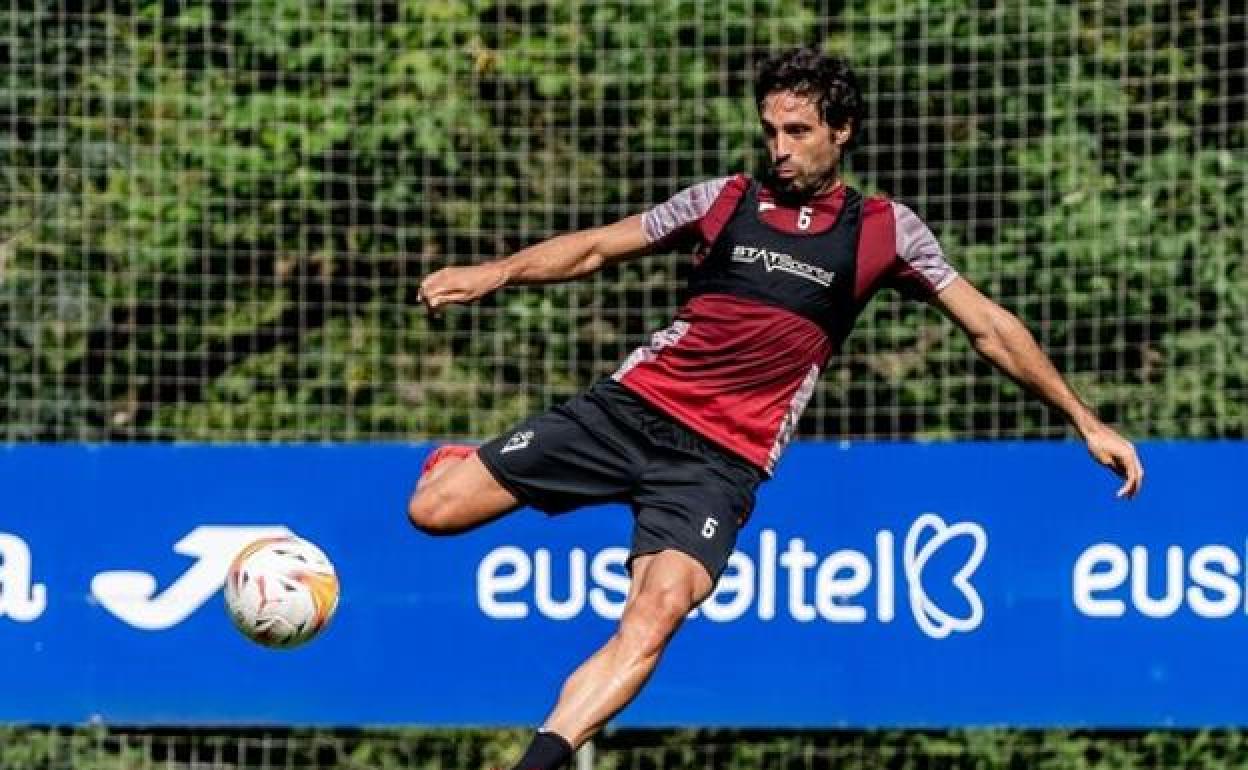 El defensa durante el entrenamiento con el SD Eibar