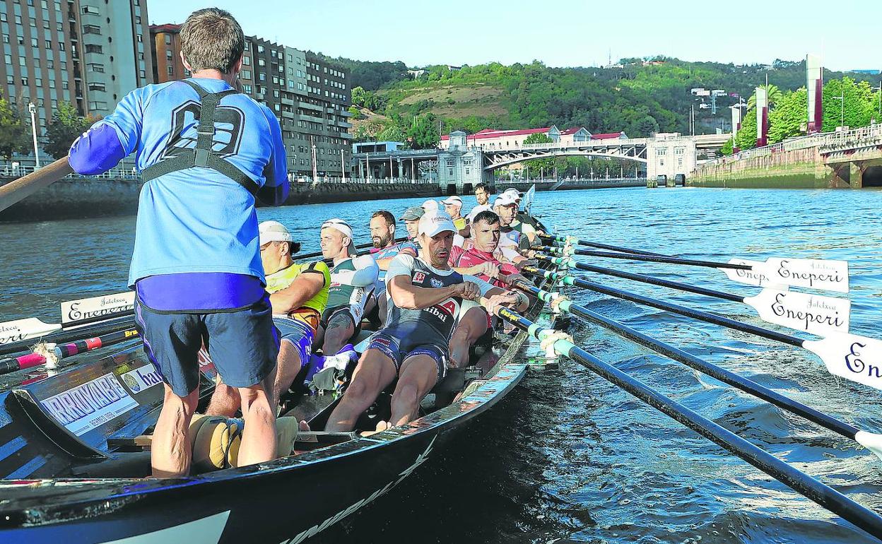 El patrón, Gorka Aranberri, alienta al equipo en aguas de la ría. 