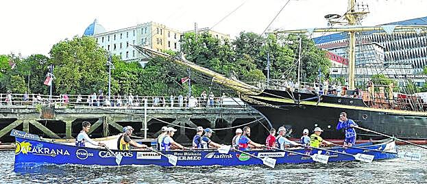 La 'Bou Bizkaia' calentando en dirección al Ayuntamiento de Bilbao. 