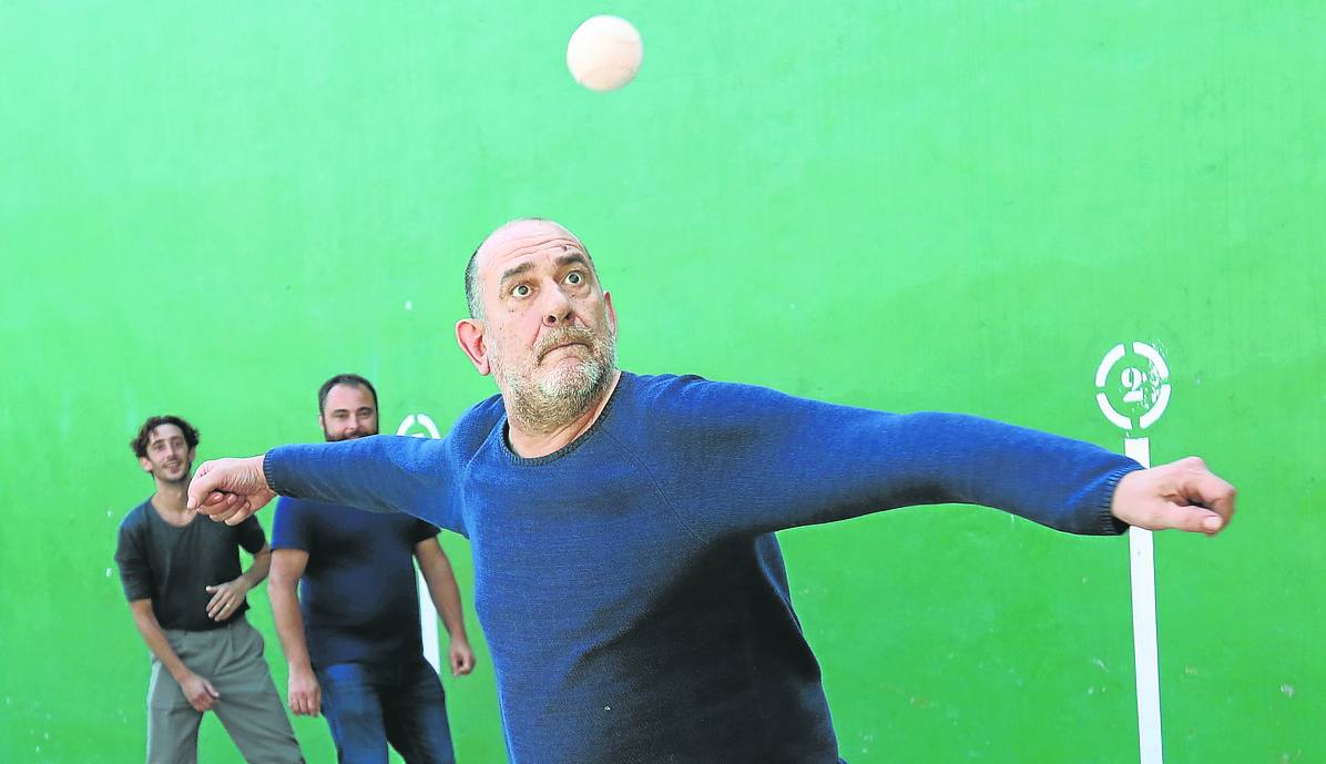 Karra 'gozó' en el frontón de Olabeaga, donde se le vieron maneras jugando a pelota a mano. 