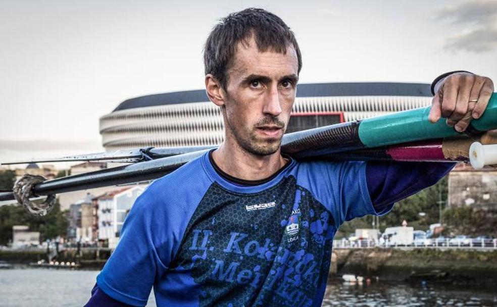 Aranberri transporta los remos al remolque tras uno de los últimos entrenamiento de Urdaibai en la ría bilbaína.