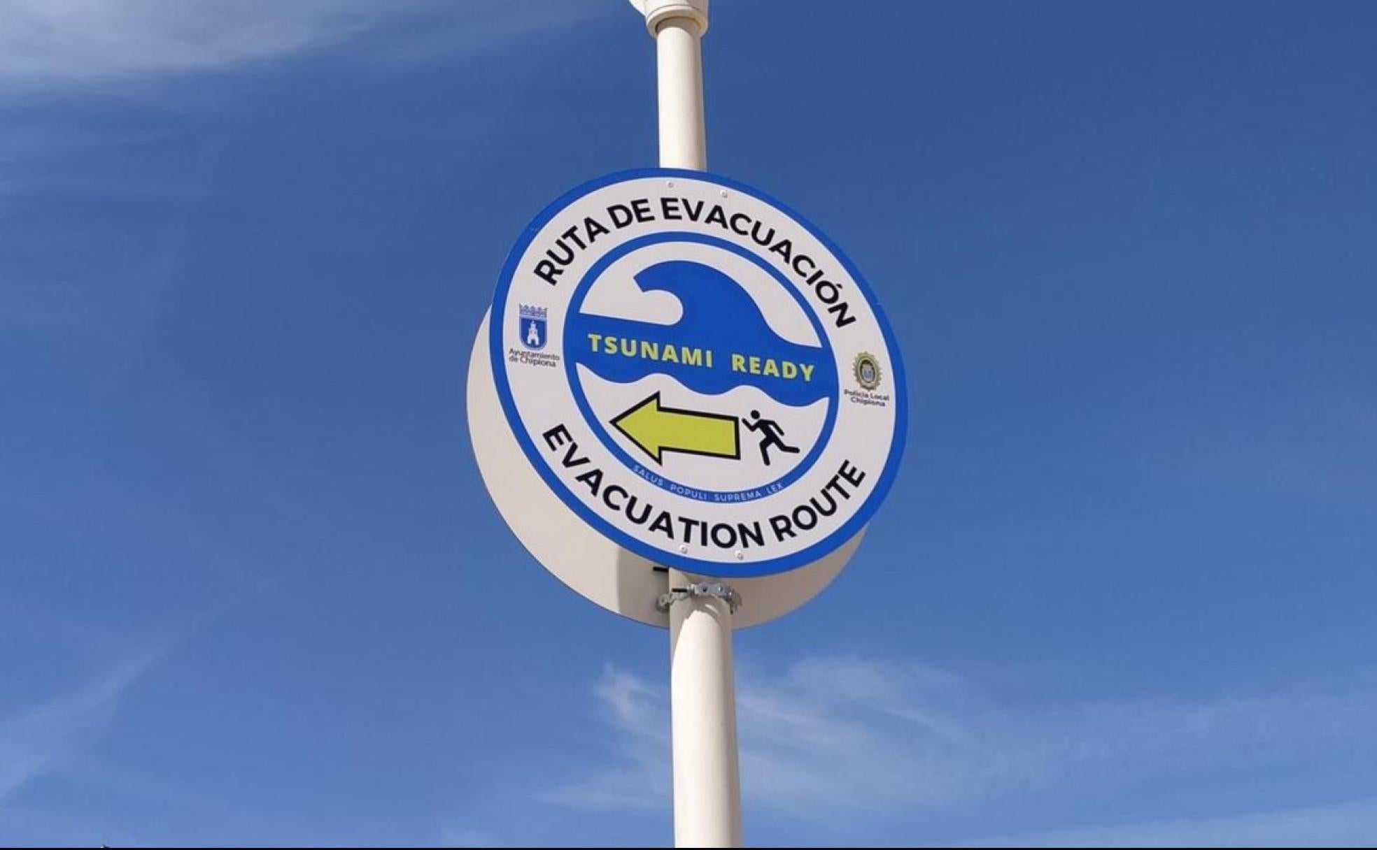 Playas concurridas de España señalan las vías de escape en caso de tsunami