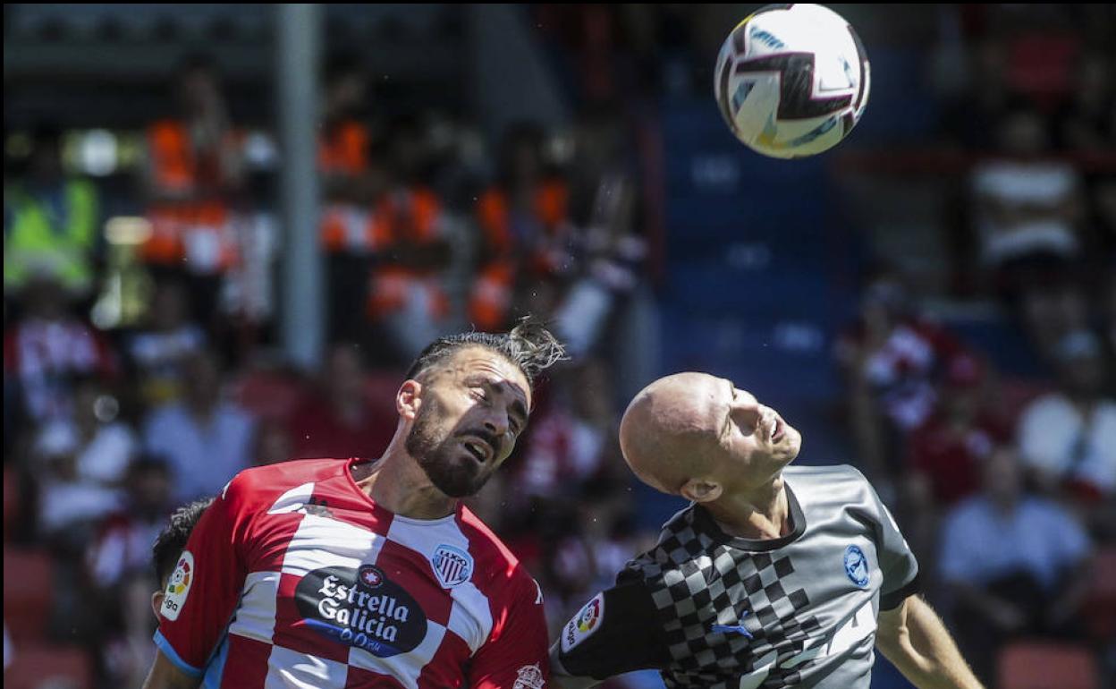 Guridi, clave en el triunfo albiazul, se eleva para disputar un balón aéreo. 