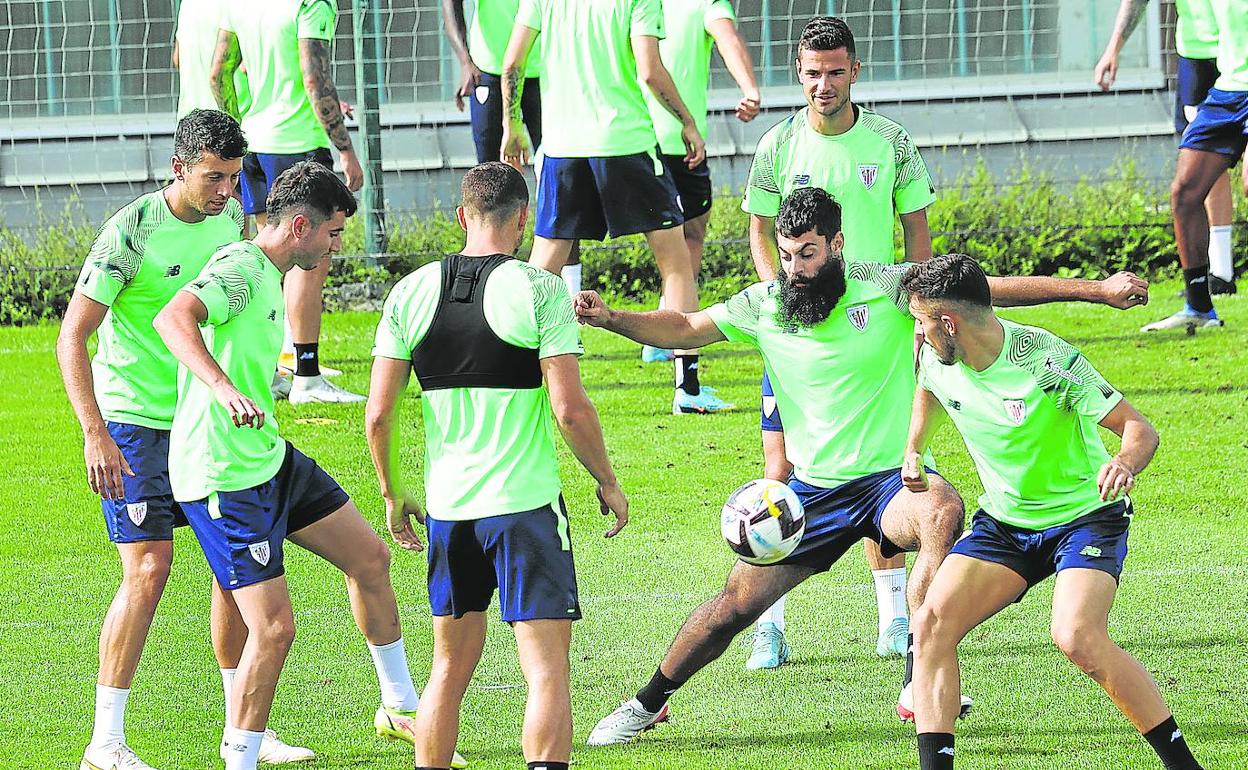 Los jugadores del Athletic participan en un rondo durante un entrenamiento en Lezama. 