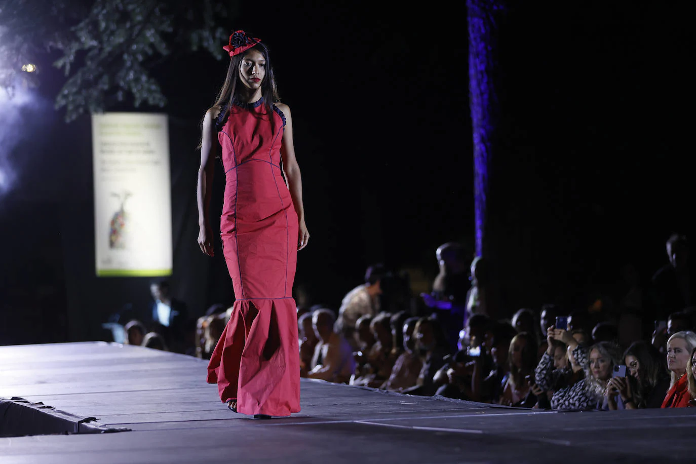 Fotos: Güeñes se convierte en una pasarela de moda de Vestidos de papel |  El Correo