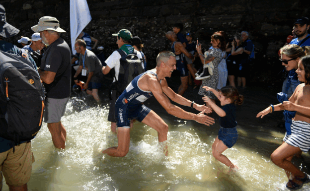 Los remeros de Urdaibai celebran la victoria en La Concha.