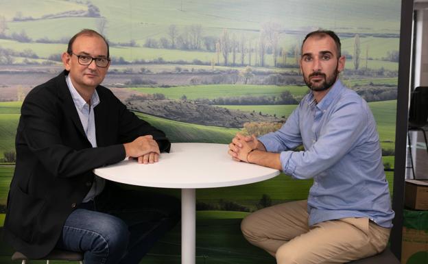 Imanol Olaskoaga (izquierda) junto al ingeniero agrónomo David Mignanelli. 