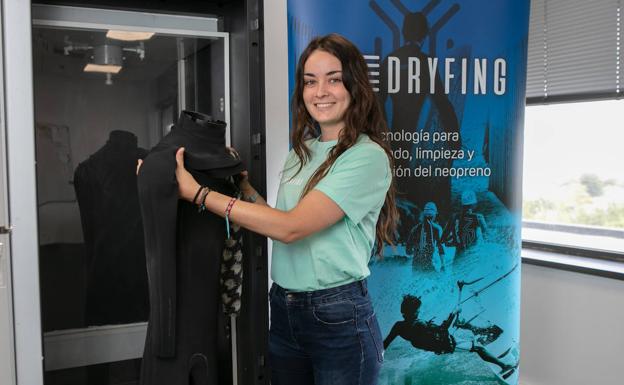 Naia Espinosa ha hecho de su pasión, el surf, el 'leitmotiv' de su empresa. 