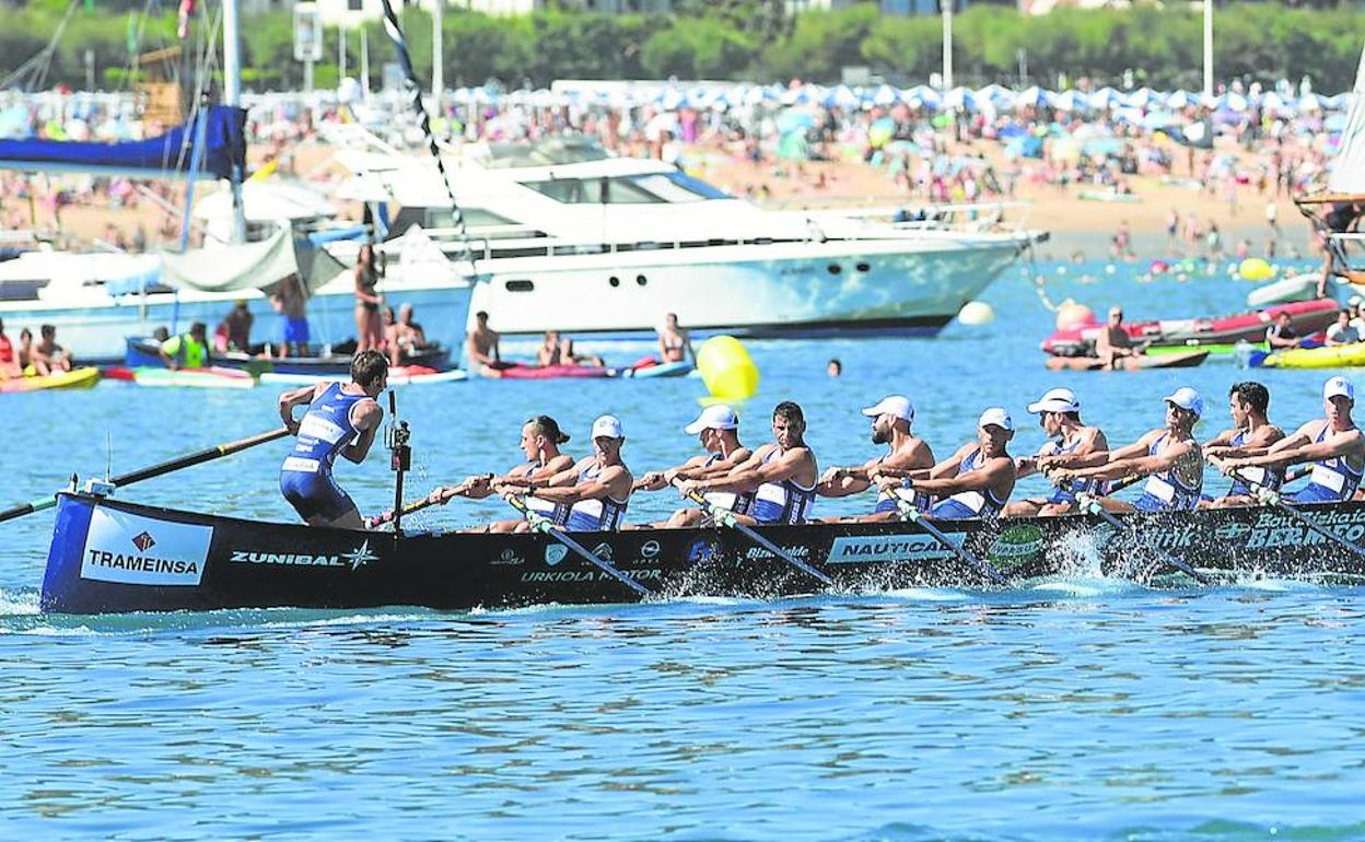 La 'Bou Bizkaia' en pleno esfuerzo durante la segunda jornada de La Concha. 